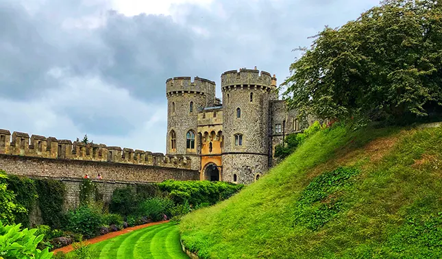 Windsor Castle’s Horseshoe Cloisters blend centuries of royal architecture — moving here requires a removals company with heritage sensitivity.